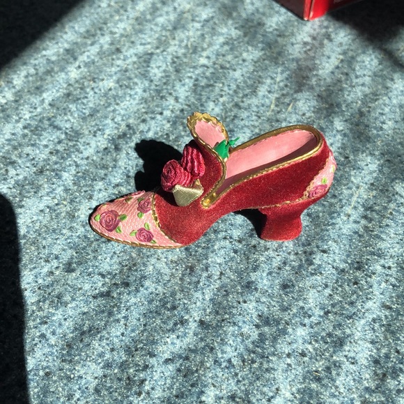 Carlton Cards Shoe ornament 2000 - Picture 4 of 11